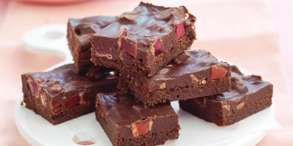 SAFTIGE BROWNIES: Lager du brownies med kakao får du den ekte, deilige sjokoladesmaken. Amerikanske brownies er klissete – men gud, så saftig og himmelsk! SAFTIGE BROWNIES: Lager du brownies med kakao får du den ekte, deilige sjokoladesmaken. Amerikanske brownies er klissete – men gud, så saftig og himmelsk!