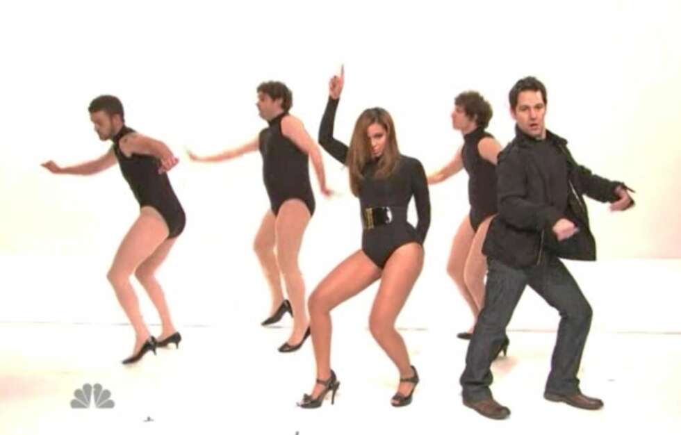 Stuntet er en parodi på musikkvideoen til Beyoncés "Single Ladies". Stuntet er en parodi på musikkvideoen til Beyoncés "Single Ladies".