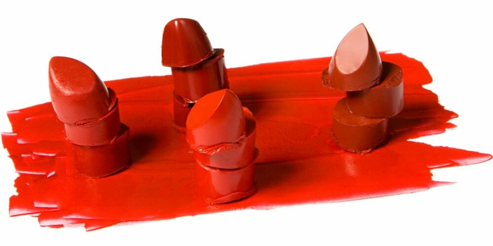 FRA VENSTRE: Estée Lauder Signature lipstick, C35 rich red (kr 200), Elizabeth Arden Color intrigue effects lipstic, nr. 01 poppy cream (kr 190), Elizabeth Arden Ceramide plump perfect lipstick, nr. 02 perfect brick (kr 195), Make Up Store Lipstick, devil matt (kr 175). FRA VENSTRE: Estée Lauder Signature lipstick, C35 rich red (kr 200), Elizabeth Arden Color intrigue effects lipstic, nr. 01 poppy cream (kr 190), Elizabeth Arden Ceramide plump perfect lipstick, nr. 02 perfect brick (kr 195), Make Up Store Lipstick, devil matt (kr 175).