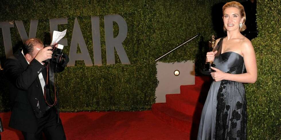 POSERER: Kate Winslet viser fram sin nye kjole. POSERER: Kate Winslet viser fram sin nye kjole.