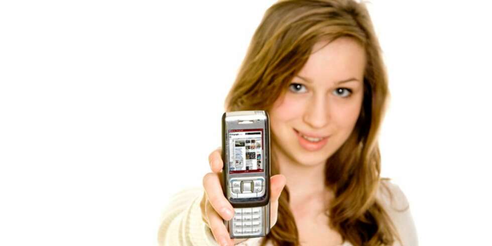 NYHETER: For mange blir mobilen den raskeste og viktigste kilden for nyheter. NYHETER: For mange blir mobilen den raskeste og viktigste kilden for nyheter.