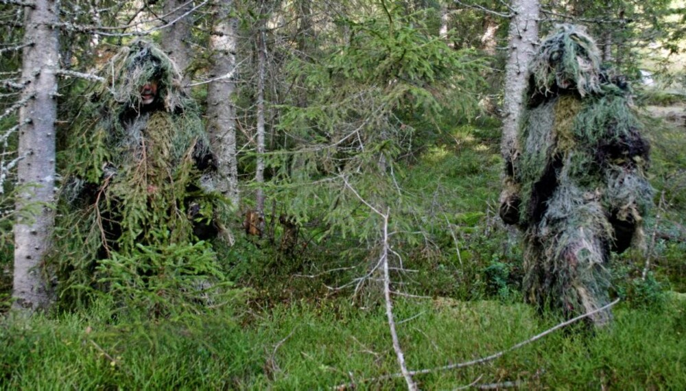 FORSKJELL: I tillegg til at du kan knyte på fiber med de rette fargene, kan du tre biter av vegetasjon inn i drakten og bli så å si usynlig dersom du sitter dønn i ro. Ghillien til venstre er blendet med grankvist mens den til høyre kun har valgt fiber med rett farge. FORSKJELL: I tillegg til at du kan knyte på fiber med de rette fargene, kan du tre biter av vegetasjon inn i drakten og bli så å si usynlig dersom du sitter dønn i ro. Ghillien til venstre er blendet med grankvist mens den til høyre kun har valgt fiber med rett farge.