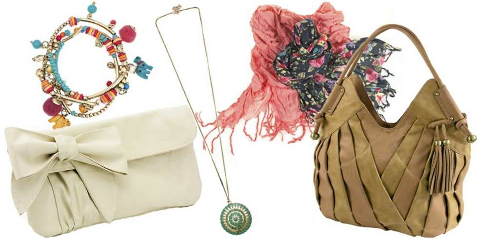 FRA VENSTRE: Beige veske fra Lindex (kr 179), armbånd fra Accessorize (kr 130), kjede fra Accessorize (kr 105), skjerf fra Lindex (kr 79,50), veske fra Lycke/Bagorama (kr 499). FRA VENSTRE: Beige veske fra Lindex (kr 179), armbånd fra Accessorize (kr 130), kjede fra Accessorize (kr 105), skjerf fra Lindex (kr 79,50), veske fra Lycke/Bagorama (kr 499).