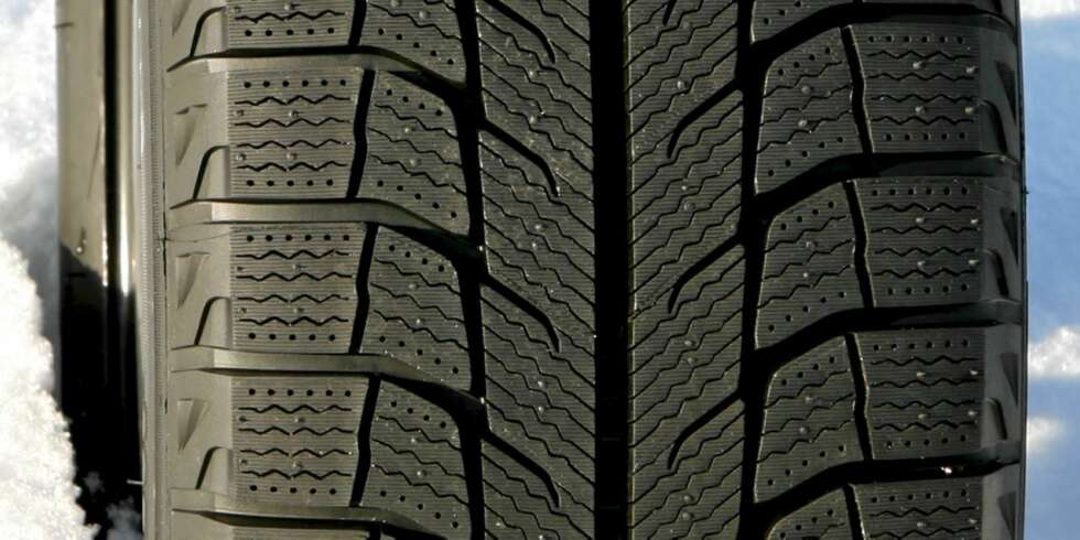 SVÆRT GODT: Michelin X-Ice 2 bremser godt, det har balanserte handlingegenskaper på is og snø, men svakere på våt asfalt. SVÆRT GODT: Michelin X-Ice 2 bremser godt, det har balanserte handlingegenskaper på is og snø, men svakere på våt asfalt.