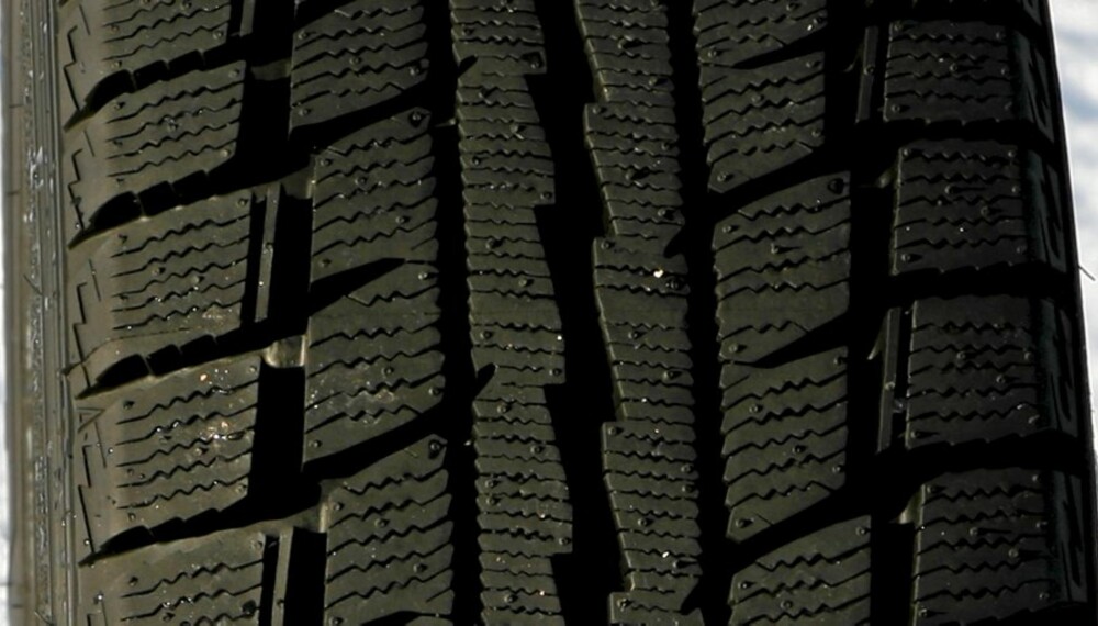 MED FORBEHOLD: Dunlop Graspic DS-2 er balansert på snø, men svakt på bar asfalt og på is. MED FORBEHOLD: Dunlop Graspic DS-2 er balansert på snø, men svakt på bar asfalt og på is.