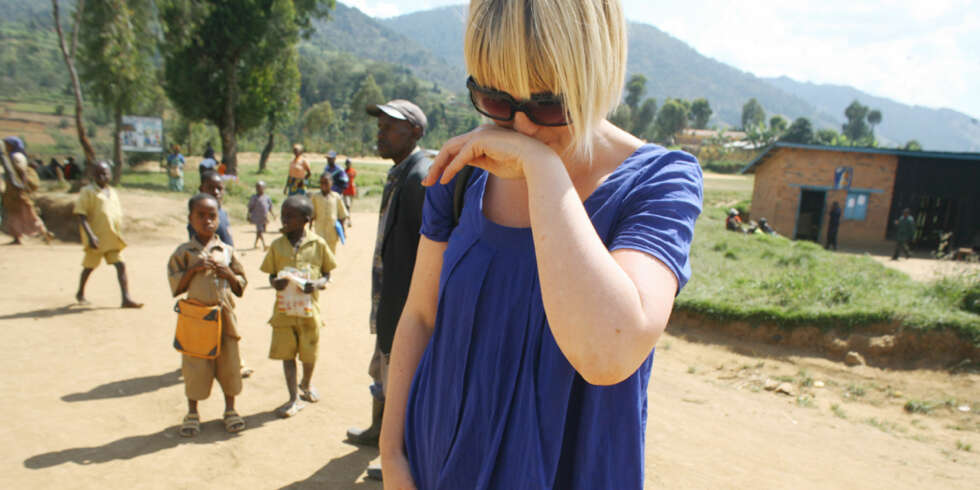 - Jeg kommer aldri til å glemme menneskene jeg møtte, sa vår reporter Cathrine da hun kom hjem fra Rwanda. Tårene kom da hun snakket med en lokal kvinne som mistet hele familien i borgerkrigen. - Jeg kommer aldri til å glemme menneskene jeg møtte, sa vår reporter Cathrine da hun kom hjem fra Rwanda. Tårene kom da hun snakket med en lokal kvinne som mistet hele familien i borgerkrigen.
