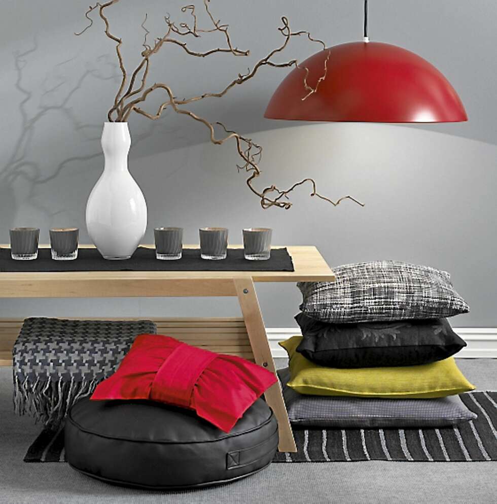 LAVBUDSJETT: Øverst fra venstre: Bordet Lillberg, kr 495, Ikea, svart- og hvitstripet løper i lin, kr 125, Åhléns, telysglass, kr 59 pr. stk., vase, kr 395, Verket Interiør. Under bordet: pledd med hundetannsmønster, kr 150, Kid Interiør, rødt putetrekk, kr 99, H&M Home, svart puff, kr 250, Kid Interiør, gulvteppe, kr 299, Åhléns. Høyre side: Lampen 365+ Brasa, kr 695, Ikea, grårutete pute, kr 149, Hemtex, svart pute, kr 249, Åhléns, gulgrønt putetrekk, Felicia, kr 49, Ikea, grått putetrekk, kr 179, Hemtex.
Fargekode på vegg: NCS S3502-B LAVBUDSJETT: Øverst fra venstre: Bordet Lillberg, kr 495, Ikea, svart- og hvitstripet løper i lin, kr 125, Åhléns, telysglass, kr 59 pr. stk., vase, kr 395, Verket Interiør. Under bordet: pledd med hundetannsmønster, kr 150, Kid Interiør, rødt putetrekk, kr 99, H&M Home, svart puff, kr 250, Kid Interiør, gulvteppe, kr 299, Åhléns. Høyre side: Lampen 365+ Brasa, kr 695, Ikea, grårutete pute, kr 149, Hemtex, svart pute, kr 249, Åhléns, gulgrønt putetrekk, Felicia, kr 49, Ikea, grått putetrekk, kr 179, Hemtex.
Fargekode på vegg: NCS S3502-B