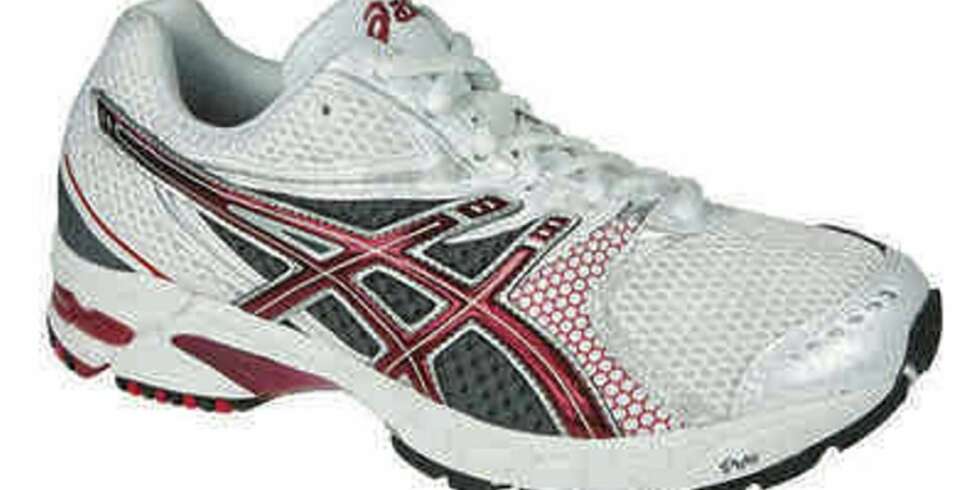 FIN DEMPING: Fast demping gir godt skyd i frasparket, men denne Asics-modellen holder neppe mål for ivrige løpere. FIN DEMPING: Fast demping gir godt skyd i frasparket, men denne Asics-modellen holder neppe mål for ivrige løpere.