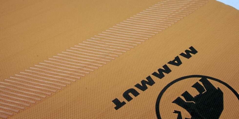 Nærbilde av antisklipatenten på Ajungilak Slide Stop Mat. Nærbilde av antisklipatenten på Ajungilak Slide Stop Mat.
