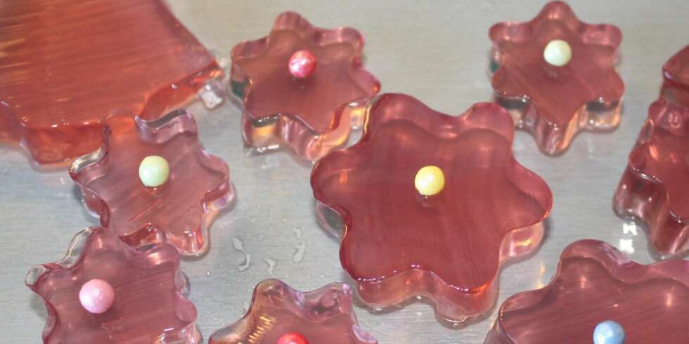 ENKELT: Bruk pepperkakeformer og lag porsjonsfigurer i gelé. ENKELT: Bruk pepperkakeformer og lag porsjonsfigurer i gelé.