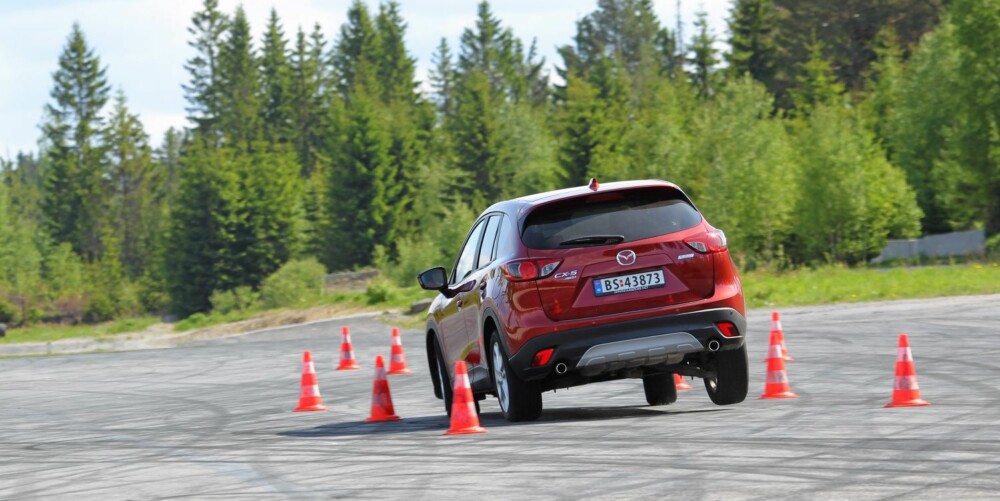 INGEN DRAMATIKK: Selv om den løfter på bakhjulet i unnamanøver, er Mazda CX-5 en av de snilleste og mest velkjørende modellene i SUV-klassen. INGEN DRAMATIKK: Selv om den løfter på bakhjulet i unnamanøver, er Mazda CX-5 en av de snilleste og mest velkjørende modellene i SUV-klassen.