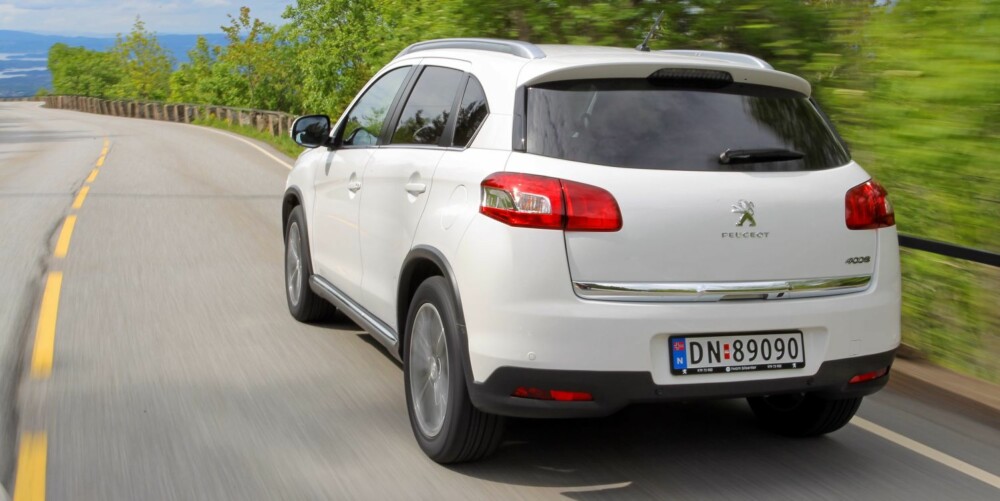 IKKE IMPONERENDE: Det er drivlinje som står frem som den dårligste delen av pakken i Peugeot 4008. Vi skulle gjerne sett at den hadde Peugeots egen toliter under panseret. IKKE IMPONERENDE: Det er drivlinje som står frem som den dårligste delen av pakken i Peugeot 4008. Vi skulle gjerne sett at den hadde Peugeots egen toliter under panseret.