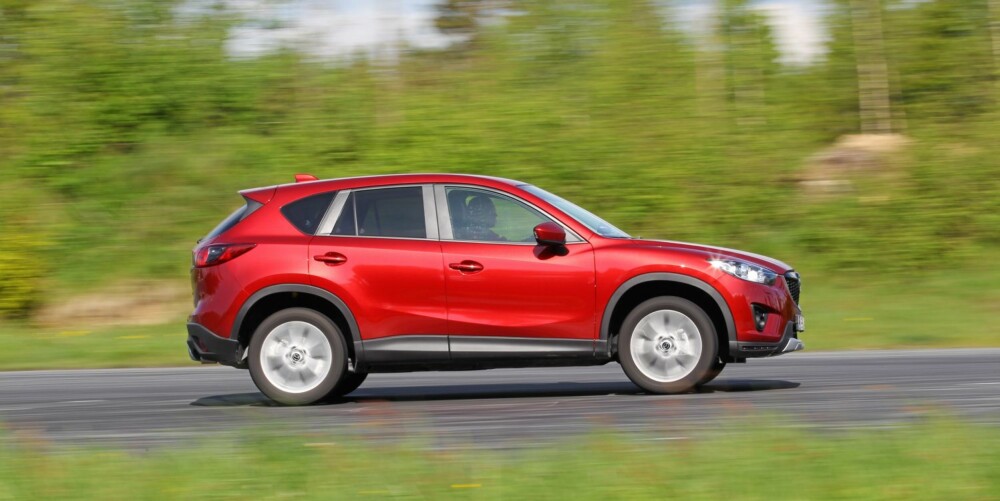 PÅ STYLTER: Mazda CX-5 klarer ikke å gjøre noe med sitt typiske SUV-utseende. Skal du ha en lekrere bil med 4WD blir det å kikke etter en crossover eller stasjonsvogn. PÅ STYLTER: Mazda CX-5 klarer ikke å gjøre noe med sitt typiske SUV-utseende. Skal du ha en lekrere bil med 4WD blir det å kikke etter en crossover eller stasjonsvogn.
