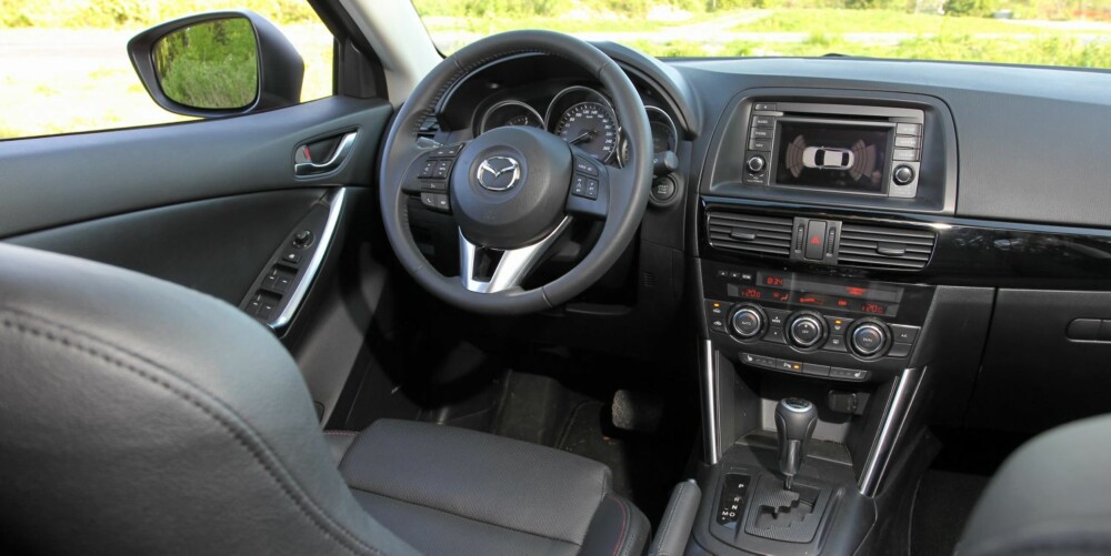 SORT HULL: Innvendig kunne Mazda gjerne ha pyntet mer i CX-5 interiøret. Kjøper du bil til over 400 000 skal det helst se slik ut fra førerplassen. FOTO: Petter Handeland SORT HULL: Innvendig kunne Mazda gjerne ha pyntet mer i CX-5 interiøret. Kjøper du bil til over 400 000 skal det helst se slik ut fra førerplassen. FOTO: Petter Handeland