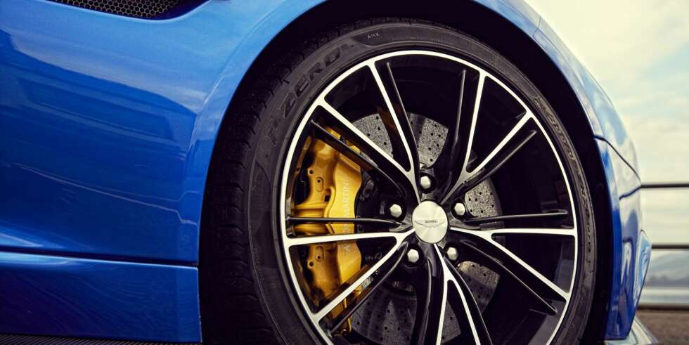 BILLIGERE: Vanquishen er over 500 000 kroner (i England) billigere enn F12 og Aventador. Med alt ekstrautstyret er bilen over en million kroner rimeligere enn Ferrarien. BILLIGERE: Vanquishen er over 500 000 kroner (i England) billigere enn F12 og Aventador. Med alt ekstrautstyret er bilen over en million kroner rimeligere enn Ferrarien.