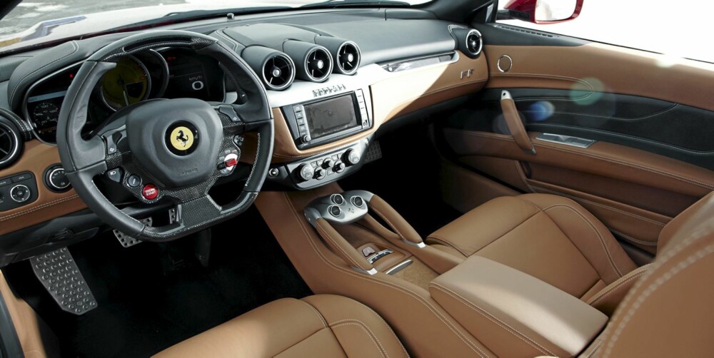 ABSOLUTT FERRARI: Interiøret er absolutt en Ferrari verdig. Knappene på rattet lar deg justere blant annet dempere og traction control. ABSOLUTT FERRARI: Interiøret er absolutt en Ferrari verdig. Knappene på rattet lar deg justere blant annet dempere og traction control.
