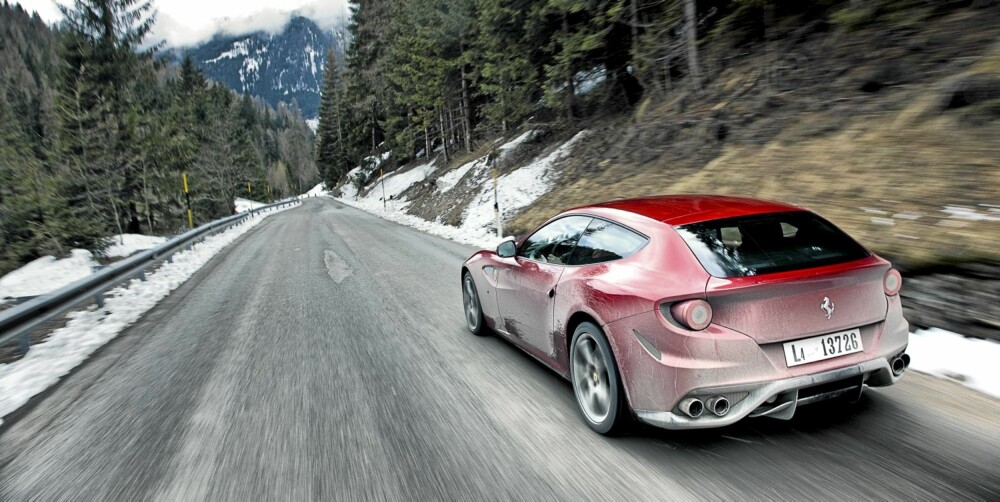 MØKKETE: Hvis noen Ferrari passer til å være dekket av salt og skitt, er det denne. MØKKETE: Hvis noen Ferrari passer til å være dekket av salt og skitt, er det denne.
