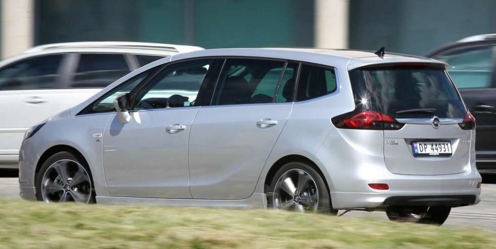 LITT LAVERE: Opel Zafira Tourer framstår som litt lavere en enkelte av flerbruksbil-konkurrentene. Det er i tråd med Opels mål om at bilen skal ha kjøreegenskaper som nærmer seg det en får i ei stasjonsvogn. FOTO: Petter Handeland LITT LAVERE: Opel Zafira Tourer framstår som litt lavere en enkelte av flerbruksbil-konkurrentene. Det er i tråd med Opels mål om at bilen skal ha kjøreegenskaper som nærmer seg det en får i ei stasjonsvogn. FOTO: Petter Handeland
