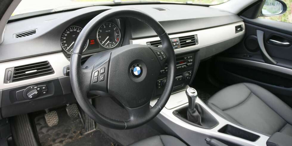 EFFEKTIVT: Ikke mye dill i det førerorienterte dashbordet i en BMW 320i Touring fra 2005. EFFEKTIVT: Ikke mye dill i det førerorienterte dashbordet i en BMW 320i Touring fra 2005.
