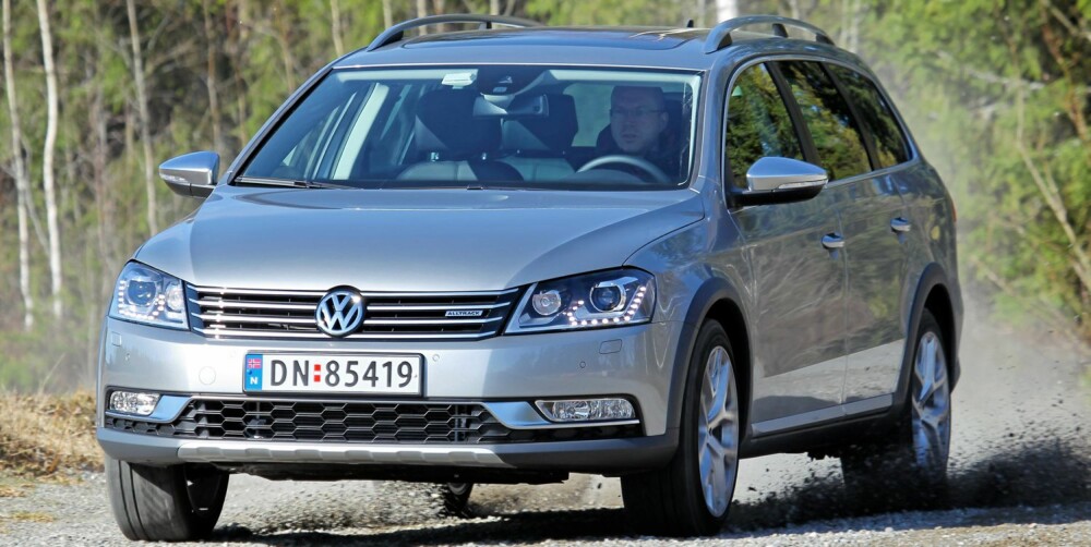 TØFFER SEG: VW Passat Alltrack er stødig og stabil, også når den settes litt på prøve. Noe høyere tyngdepunkt gir ingen nevneverdige ulemper. FOTO: Terje Bjørnsen TØFFER SEG: VW Passat Alltrack er stødig og stabil, også når den settes litt på prøve. Noe høyere tyngdepunkt gir ingen nevneverdige ulemper. FOTO: Terje Bjørnsen