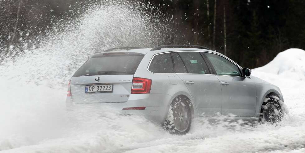 BRØYTER SEG VEI: Skoda Octavia 1,8 TSI 4x4 har trygge, men ganske underholdende vinteregenskaper. BRØYTER SEG VEI: Skoda Octavia 1,8 TSI 4x4 har trygge, men ganske underholdende vinteregenskaper.