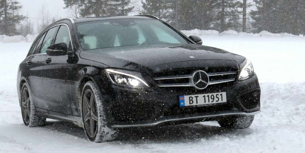 PERMANENT: En Mercedes C-klasse 4Matic har alltid drift på alle fire hjul. På vinterføre byr en lav stasjonsvogn på en langt mer involverende kjøreopplevelse enn en tilsvarende SUV. Luftfjæringen kan løfte bilen 2,5 cm, og det kan være akkurat det som trengs når en for eksempel skal parkere der det er dårlig brøytet. FOTO: Øyvind Jakobsen PERMANENT: En Mercedes C-klasse 4Matic har alltid drift på alle fire hjul. På vinterføre byr en lav stasjonsvogn på en langt mer involverende kjøreopplevelse enn en tilsvarende SUV. Luftfjæringen kan løfte bilen 2,5 cm, og det kan være akkurat det som trengs når en for eksempel skal parkere der det er dårlig brøytet. FOTO: Øyvind Jakobsen