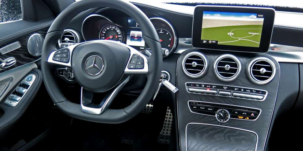 SOLID: Da Mercedes lanserte dagens C-klasse, varslet de at luksusfølelsen skulle økes. Det er et løfte Mercedes har holdt - ikke minst om en har råd til å koste på seg ekstrautstyr. FOTO: Øyvind Jakobsen SOLID: Da Mercedes lanserte dagens C-klasse, varslet de at luksusfølelsen skulle økes. Det er et løfte Mercedes har holdt - ikke minst om en har råd til å koste på seg ekstrautstyr. FOTO: Øyvind Jakobsen