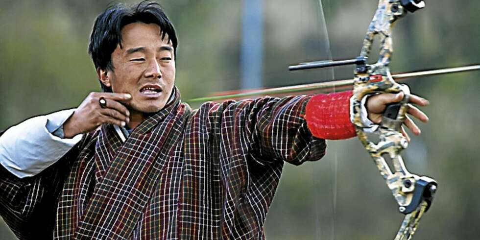 NASJONALSPORT: Bueskyting er stort i Bhutan. Et merkelig syn, fro de står i sine tradisjonelle drakter og skyter med amerikanske hi-tech buer. NASJONALSPORT: Bueskyting er stort i Bhutan. Et merkelig syn, fro de står i sine tradisjonelle drakter og skyter med amerikanske hi-tech buer.