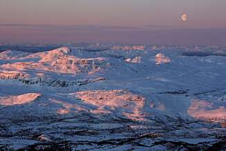 Ingen steder i Norge kan du se lenger enn fra Gaustatoppen. Ingen steder i Norge kan du se lenger enn fra Gaustatoppen.