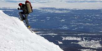 MOT TOPPEN: Hvis vi vrir og vender litt på kamera og smører på med god fantasi, ser det vel nesten ut til at David er på vei mot toppen av Mount Everest her MOT TOPPEN: Hvis vi vrir og vender litt på kamera og smører på med god fantasi, ser det vel nesten ut til at David er på vei mot toppen av Mount Everest her
