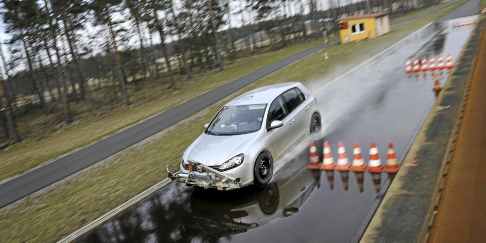 BREMSETEST: Bremselengden måles på både vått og tørt føre. BREMSETEST: Bremselengden måles på både vått og tørt føre.