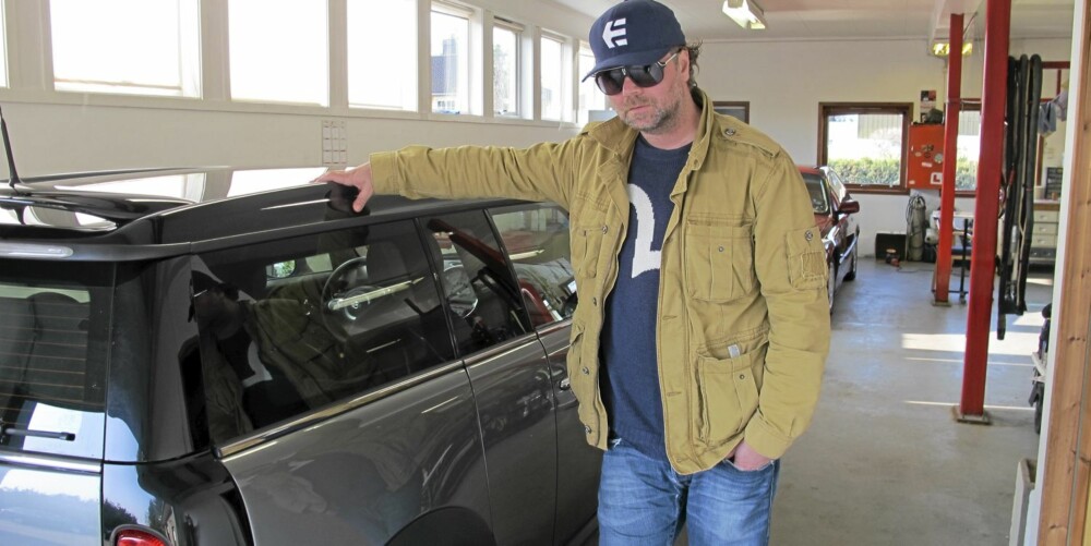 FORBANNET: Trond Andreassen er forbannet etter at vaskehallen har ødelagt lakken på bilen. FOTO: Geir Svardal FORBANNET: Trond Andreassen er forbannet etter at vaskehallen har ødelagt lakken på bilen. FOTO: Geir Svardal