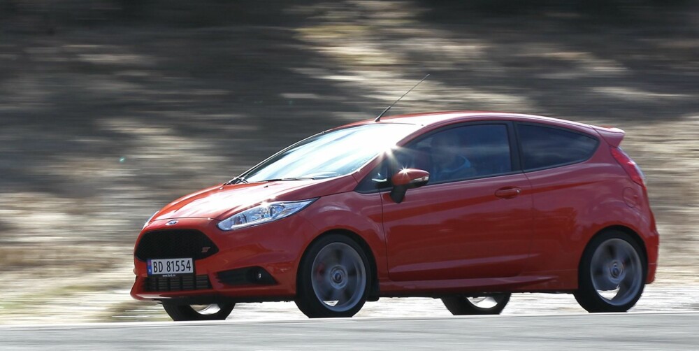 LYNKJAPP: 0-100 km/t på under syv sekunder er fort i en b-segment bil. Fiesta ST kommer langt opp på listen over de raskeste bilene vi har kjørt. FOTO: Petter Handeland LYNKJAPP: 0-100 km/t på under syv sekunder er fort i en b-segment bil. Fiesta ST kommer langt opp på listen over de raskeste bilene vi har kjørt. FOTO: Petter Handeland