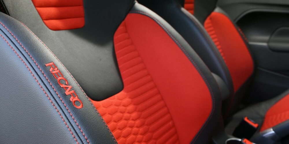 STOL PÅ RECARO: Recaro kan dette med å lage stoler. Ikke bare ser stolene bra ut, men de er samtidig veldig gode å sitte i og gir den støtten man trenger i en kjøreglad bil som Fiesta ST. FOTO: Petter Handeland STOL PÅ RECARO: Recaro kan dette med å lage stoler. Ikke bare ser stolene bra ut, men de er samtidig veldig gode å sitte i og gir den støtten man trenger i en kjøreglad bil som Fiesta ST. FOTO: Petter Handeland