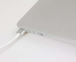 MAGNETISK: Laderen på Macbook Pro fester seg til maskinen med magneter. Det gjør også at man ikke ødelegger pluggen om man skulle være så uheldige å snuble i ledningen. MAGNETISK: Laderen på Macbook Pro fester seg til maskinen med magneter. Det gjør også at man ikke ødelegger pluggen om man skulle være så uheldige å snuble i ledningen.