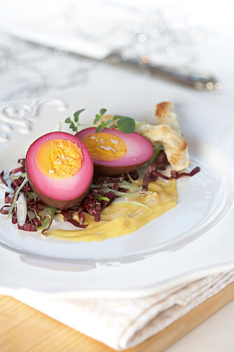 LILLA EGG: Kokte egg lagt i rødbetlake er et flott syn på påskebordet. LILLA EGG: Kokte egg lagt i rødbetlake er et flott syn på påskebordet.