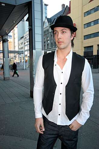 MANN FOR SIN HATT: Andreas Riisnæs i festantrekk MANN FOR SIN HATT: Andreas Riisnæs i festantrekk