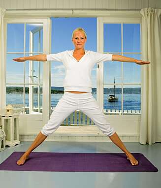 PARSVA KONASANA: Hopp og land med føttene langt fra hverandre. PARSVA KONASANA: Hopp og land med føttene langt fra hverandre.