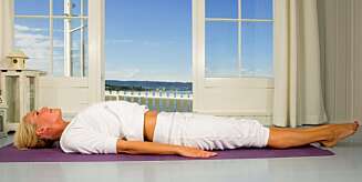 SARVANGASANA: Ligg ned på ryggen med strake, samlede bein. SARVANGASANA: Ligg ned på ryggen med strake, samlede bein.