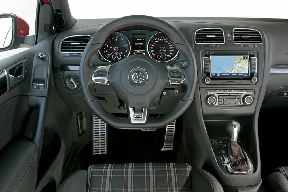 Interiøret er klassisk Golf GTI, med alupedaler og treeket sportsratt. Legg merke til det nostalgiske mønsteret i setetrekket! Interiøret er klassisk Golf GTI, med alupedaler og treeket sportsratt. Legg merke til det nostalgiske mønsteret i setetrekket!