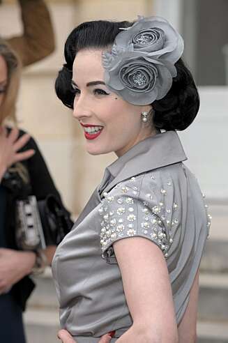 KLASSISK: Dita von Teese ankom Diors arrangement i klassisk antrekk. KLASSISK: Dita von Teese ankom Diors arrangement i klassisk antrekk.