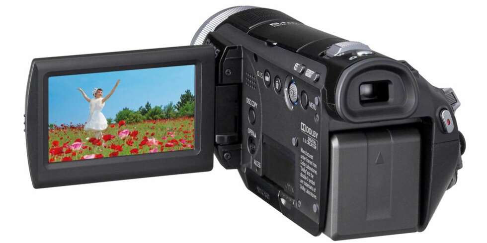 3MOS: Panasonic HDC-SD100 bruker tre bildebrikker som skal gi langt bedre fargegjengivelser. 3MOS: Panasonic HDC-SD100 bruker tre bildebrikker som skal gi langt bedre fargegjengivelser.