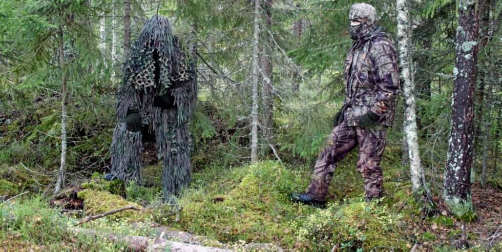 FORSKJELLEN: Jackal Ghilliesuit sammenlignet med en standard kamodress med ansiktsmaske. FORSKJELLEN: Jackal Ghilliesuit sammenlignet med en standard kamodress med ansiktsmaske.
