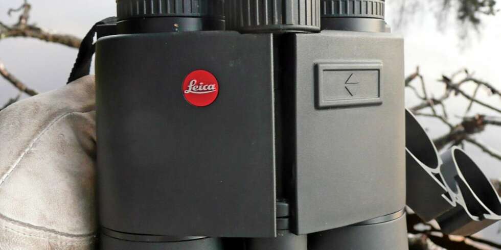 FIN Å BÆRE: Leicaen veier drøye kiloen, men den oppleves ikke som spesielt tung å ha hengende rundt halsen. En bred, elastisk nakkereim bidrar til god komfort. FIN Å BÆRE: Leicaen veier drøye kiloen, men den oppleves ikke som spesielt tung å ha hengende rundt halsen. En bred, elastisk nakkereim bidrar til god komfort.