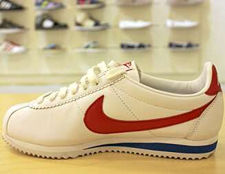 ENKEL RETRO: Enkel retrosko fra NIke i hvitt, rødt og blått ENKEL RETRO: Enkel retrosko fra NIke i hvitt, rødt og blått