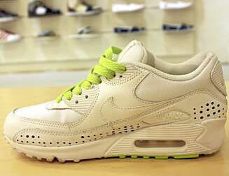 ENKEL RETRO: Retrosko fra NIke i hvitt med grønne lisser ENKEL RETRO: Retrosko fra NIke i hvitt med grønne lisser
