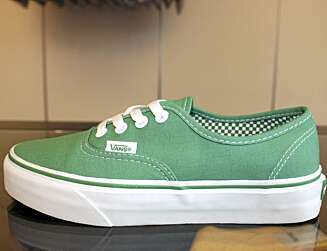 RETRO STOFFSKO: Enkel retrosko fra Vans i to farger. RETRO STOFFSKO: Enkel retrosko fra Vans i to farger.
