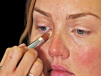 BLÅ RINGER: Blå ringer og andre ujevnheter dekkes fint med kremconcealer. Påføres med en mellomstor syntetpensel. BLÅ RINGER: Blå ringer og andre ujevnheter dekkes fint med kremconcealer. Påføres med en mellomstor syntetpensel.