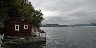Naust med lang strandlinje, nord for Sotrabroen i Garsvikdalen. Prisantydning: 390.000 kroner. Naust med lang strandlinje, nord for Sotrabroen i Garsvikdalen. Prisantydning: 390.000 kroner.