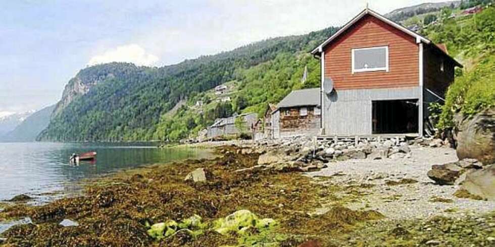 RETT VED STRANDA: Hytte med strandtomt og 24 meter strandlinje på Hopland/Stryn. Prisantydning: 470.000 kroner. RETT VED STRANDA: Hytte med strandtomt og 24 meter strandlinje på Hopland/Stryn. Prisantydning: 470.000 kroner.